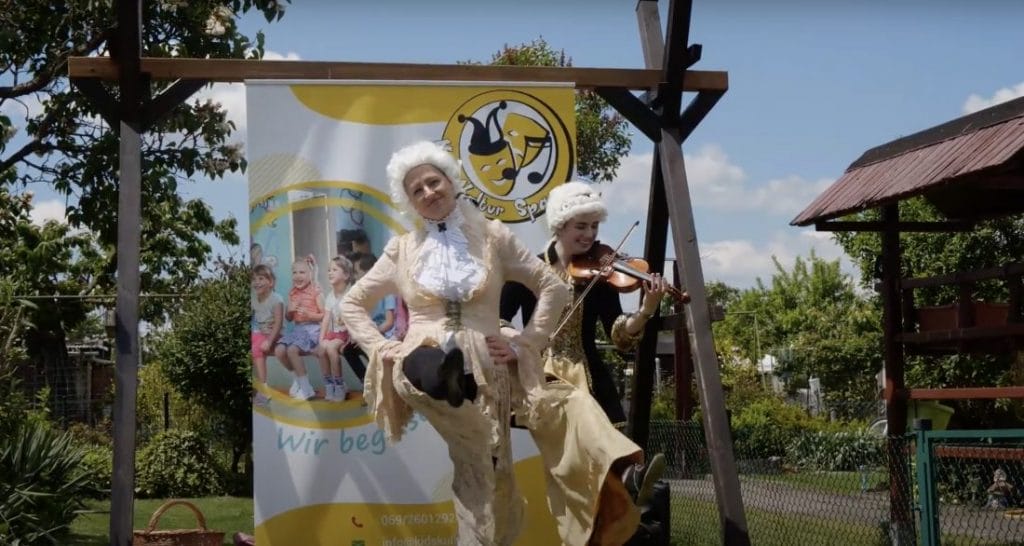 Bewegung beim Geigen-Mitmachkonzert