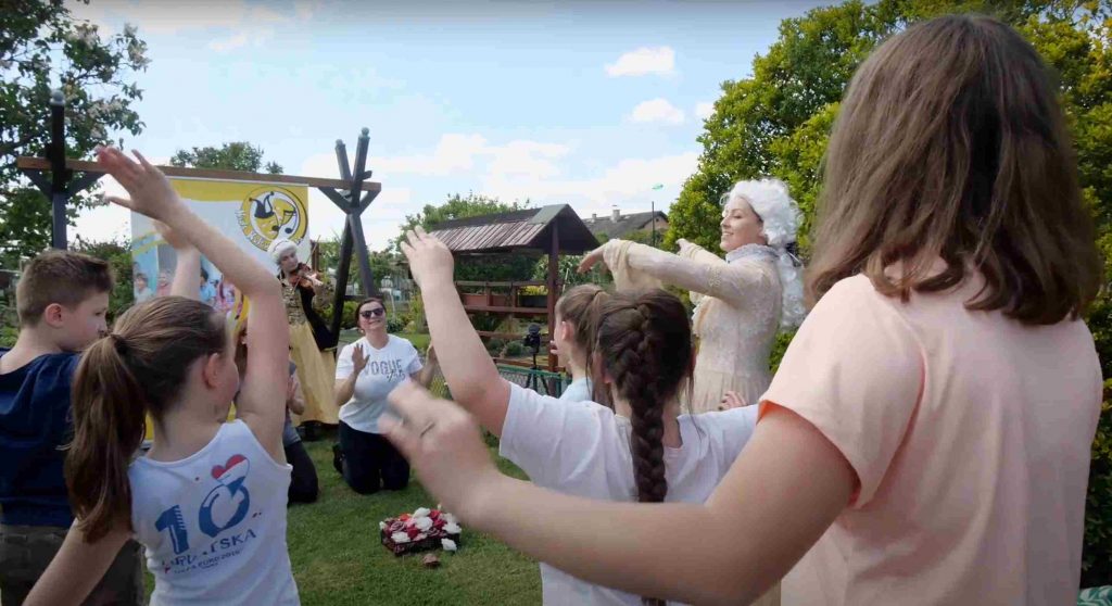 Kinder bewegen sich gemeinsam beim Geigen-Mitmachkonzert