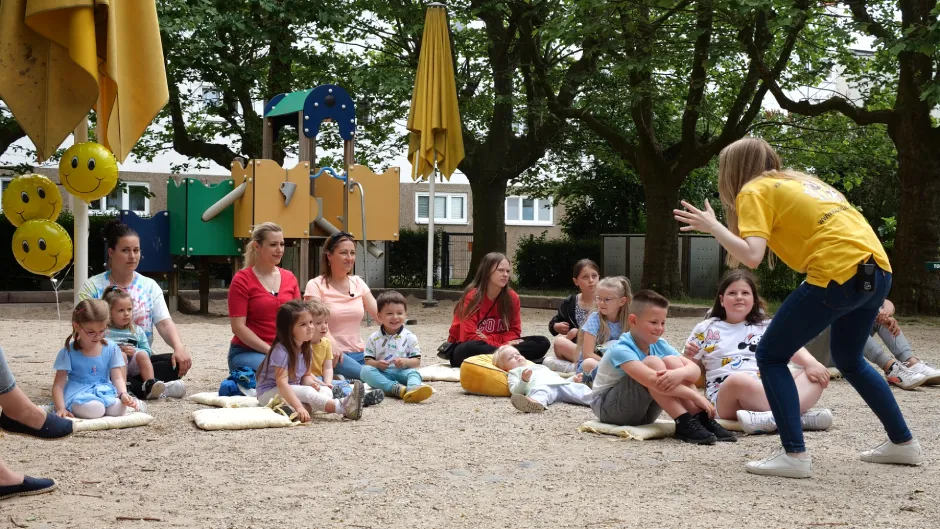 Kinder machen beim Klavier-Mitmachkonzert mit