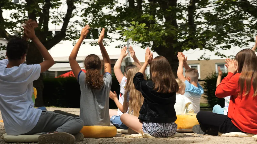 Kinder bewegen sich zur Musik