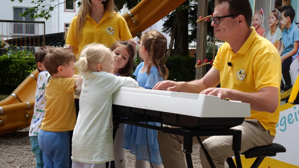 Kinder am Klavier beim Mitmachkonzert