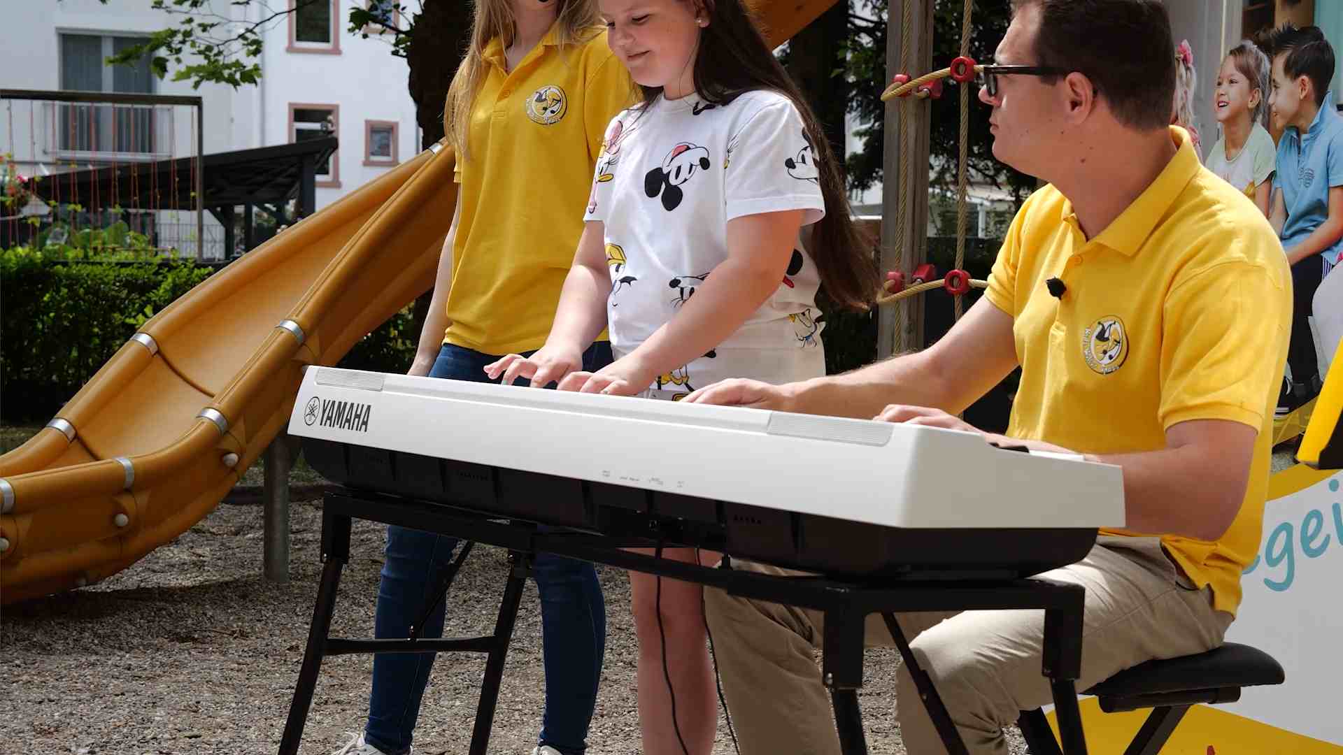 Kind spielt beim Klavier-Mitmachkonzert Klavier