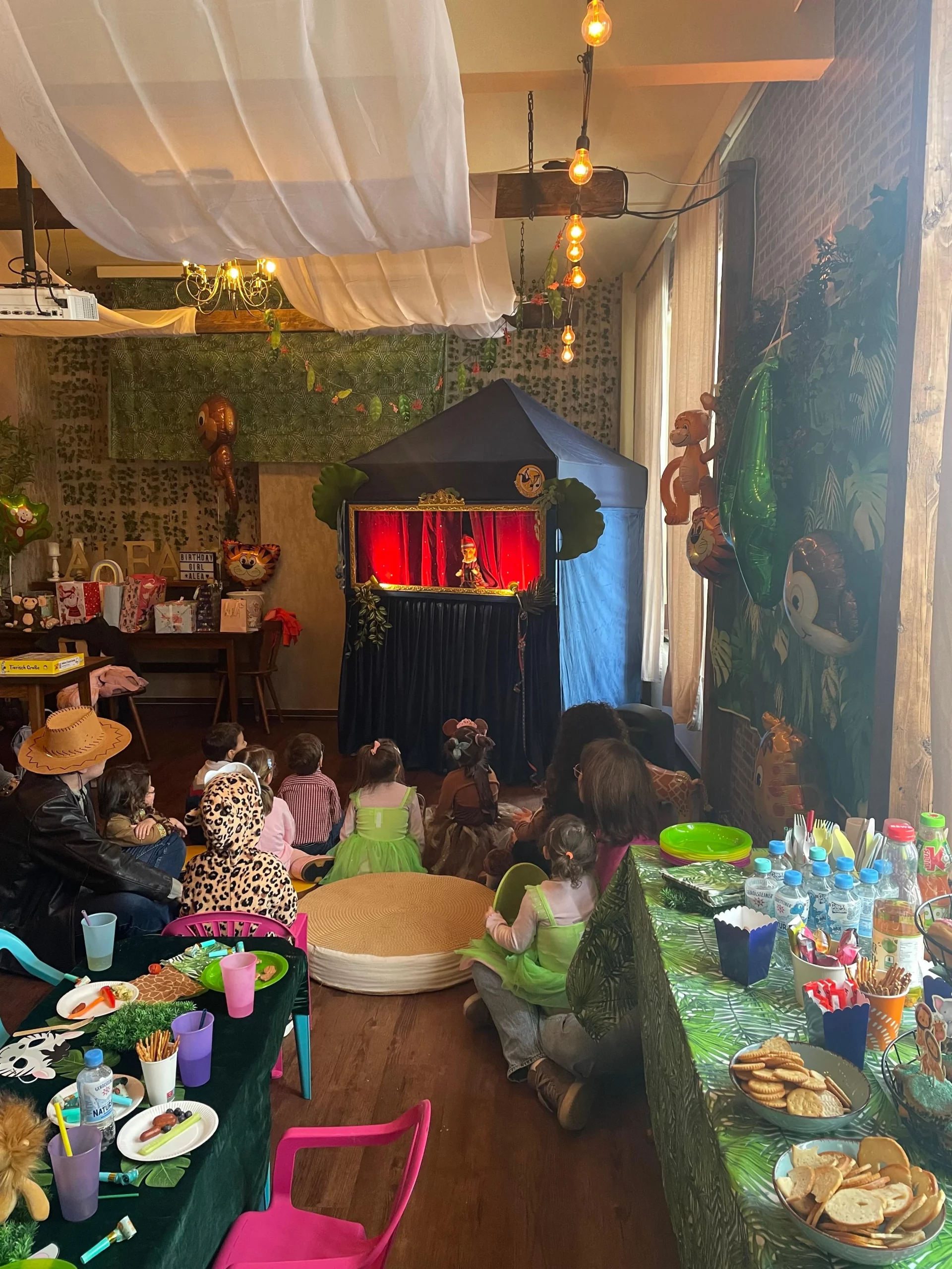 Kinder schauen gebannt auf das Puppentheater
