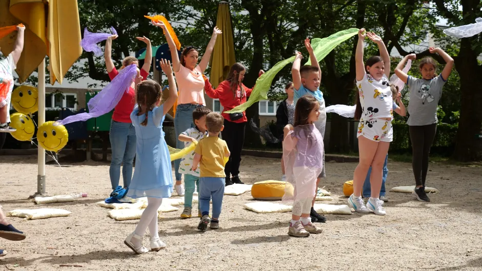 Kinder beim Klavier-Mitmachkonzert