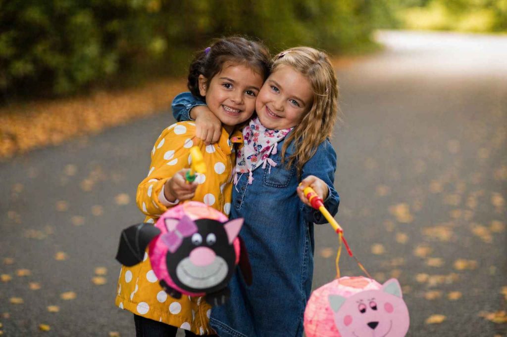 Kinder mit Laternen im Kindergarten